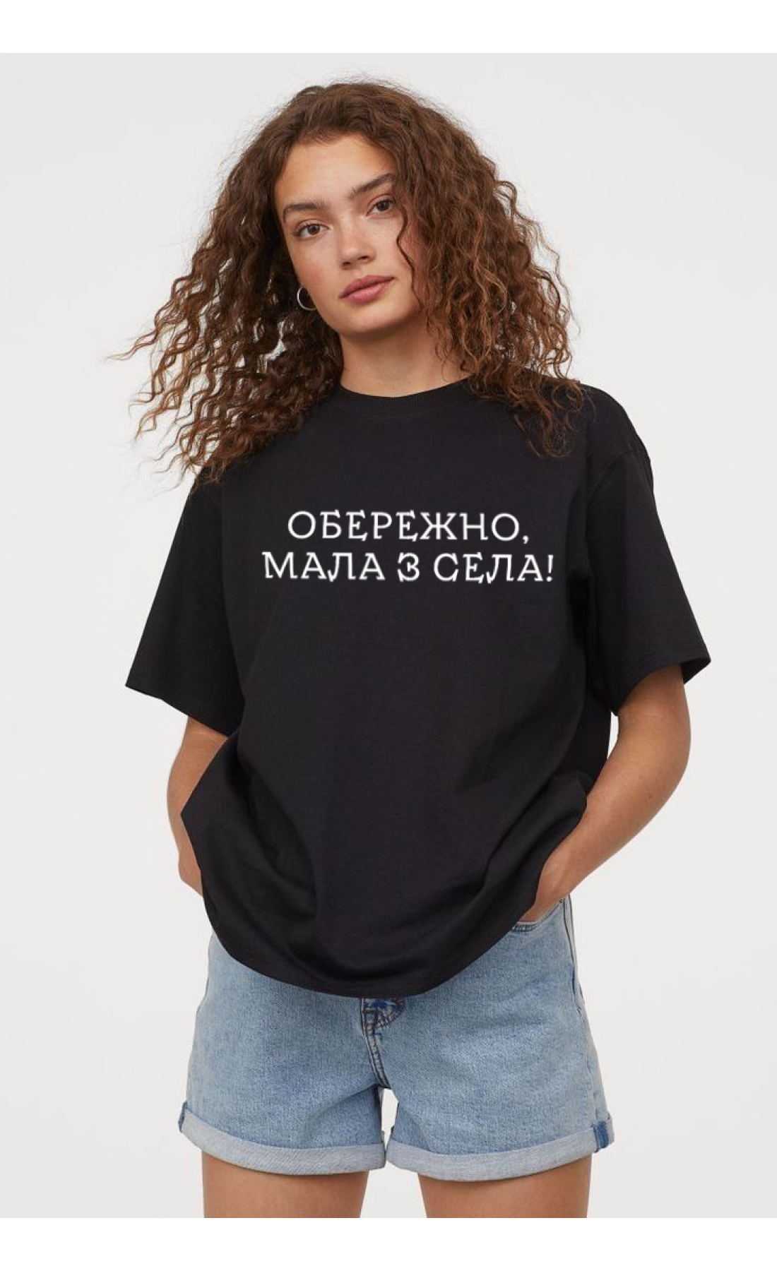 Жіноча чорна  оверсайз футболка з трендовим принтом