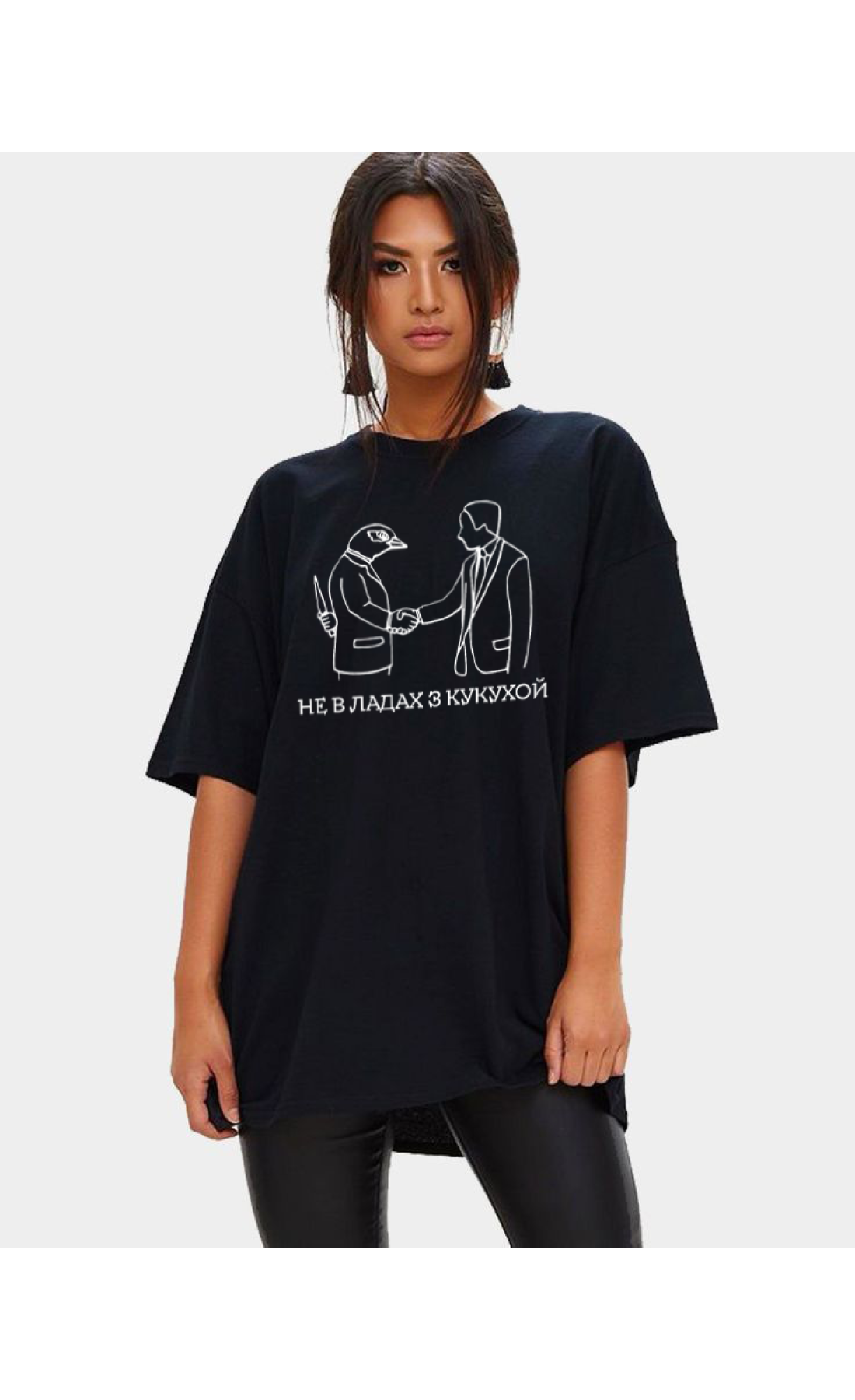 Жіноча чорна  оверсайз футболка з трендовим принтом