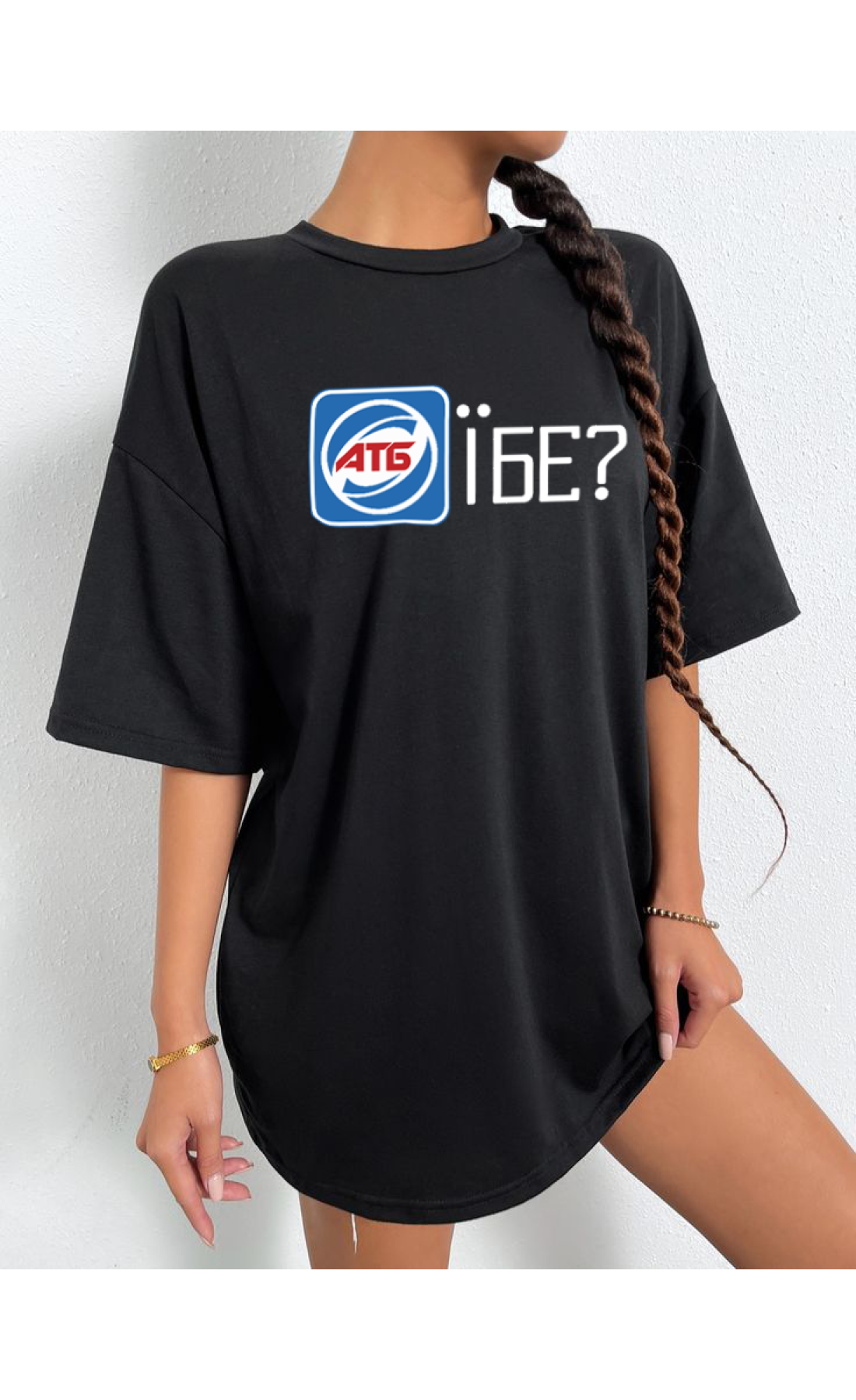 Жіноча чорна  оверсайз футболка з трендовим принтом