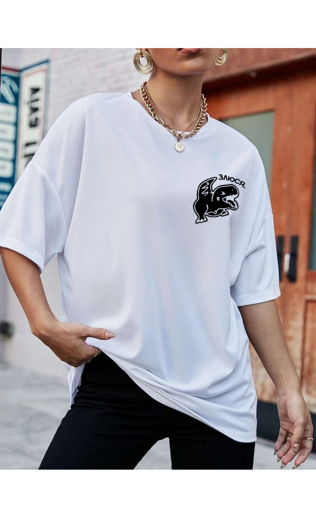Комфортна жіноча біла оверсайз футболка з модним принтом