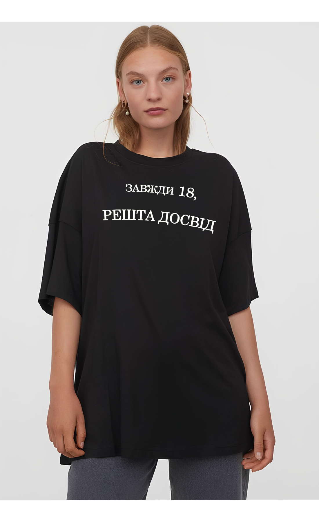 Жіноча чорна  оверсайз футболка з трендовим принтом