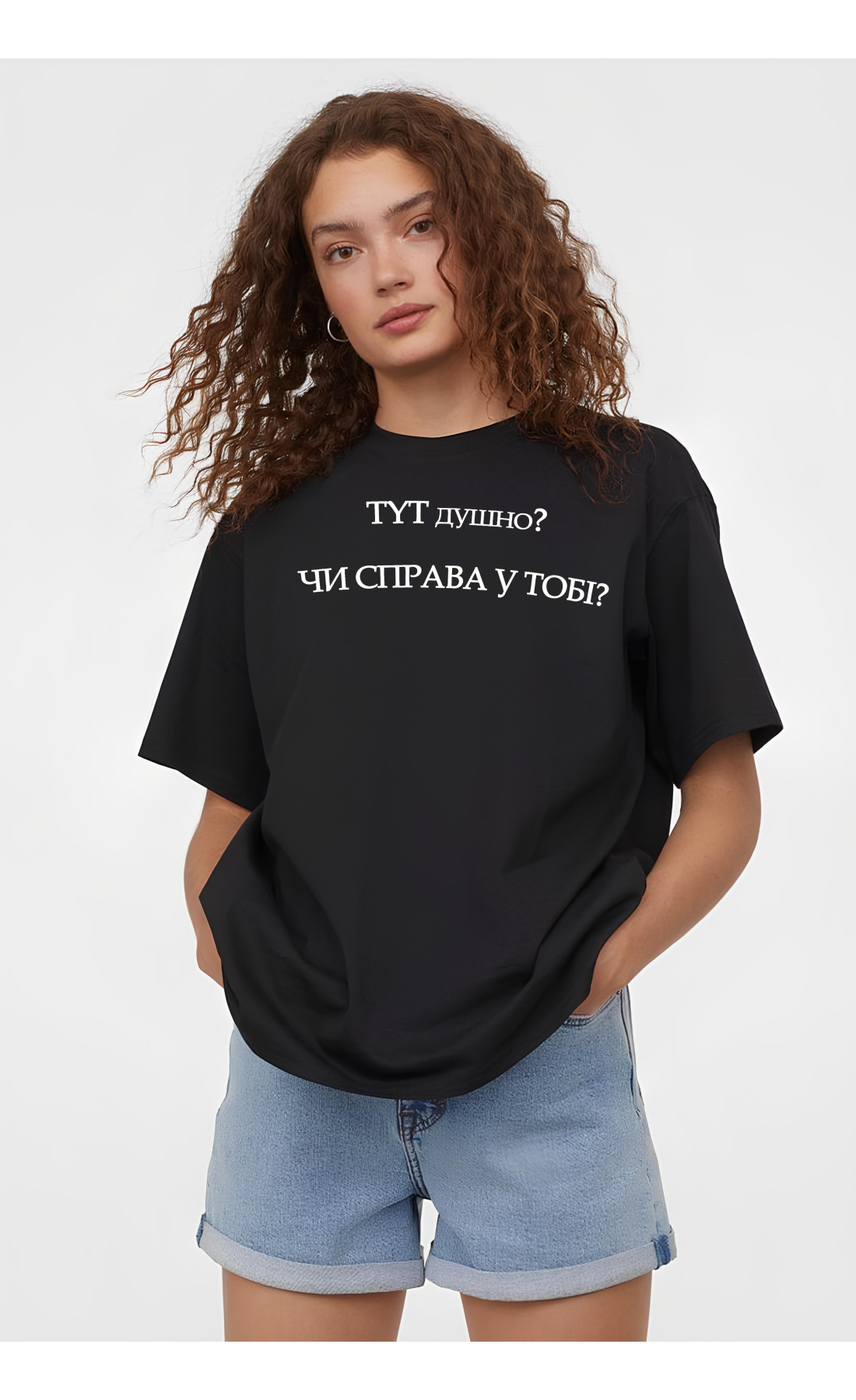 Жіноча чорна  оверсайз футболка з трендовим принтом