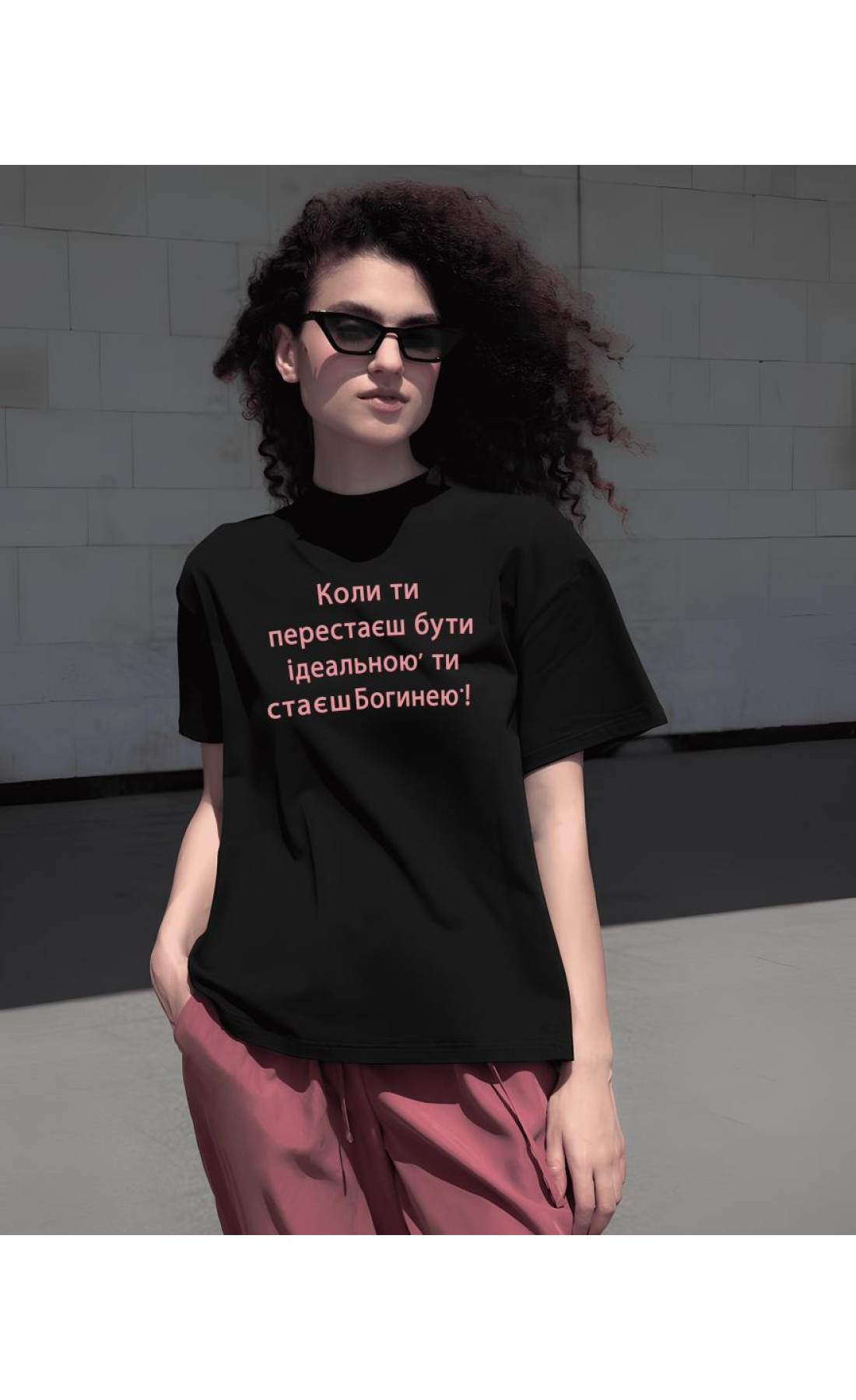 Жіноча чорна  оверсайз футболка з трендовим принтом