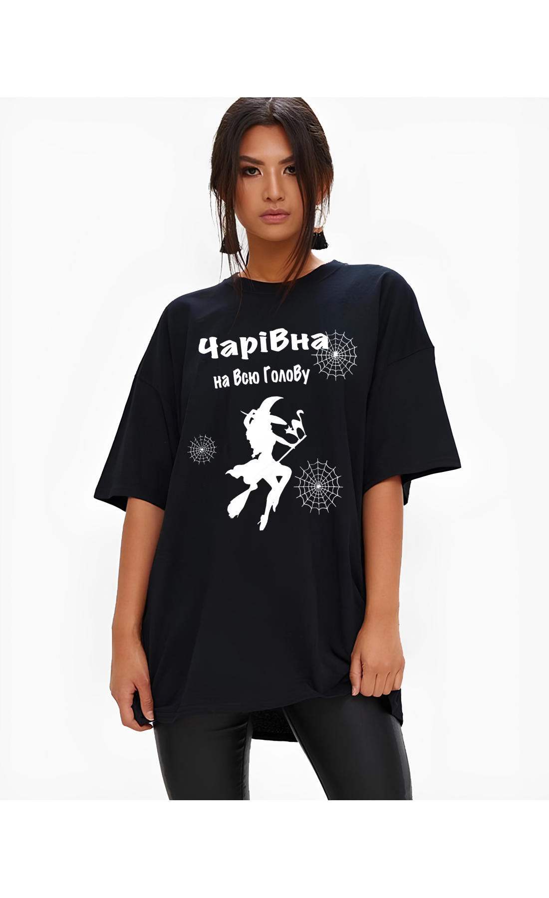 Жіноча чорна  оверсайз футболка з трендовим принтом