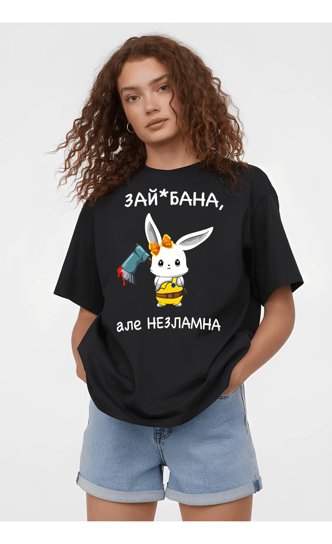 Жіноча чорна  оверсайз футболка з трендовим принтом