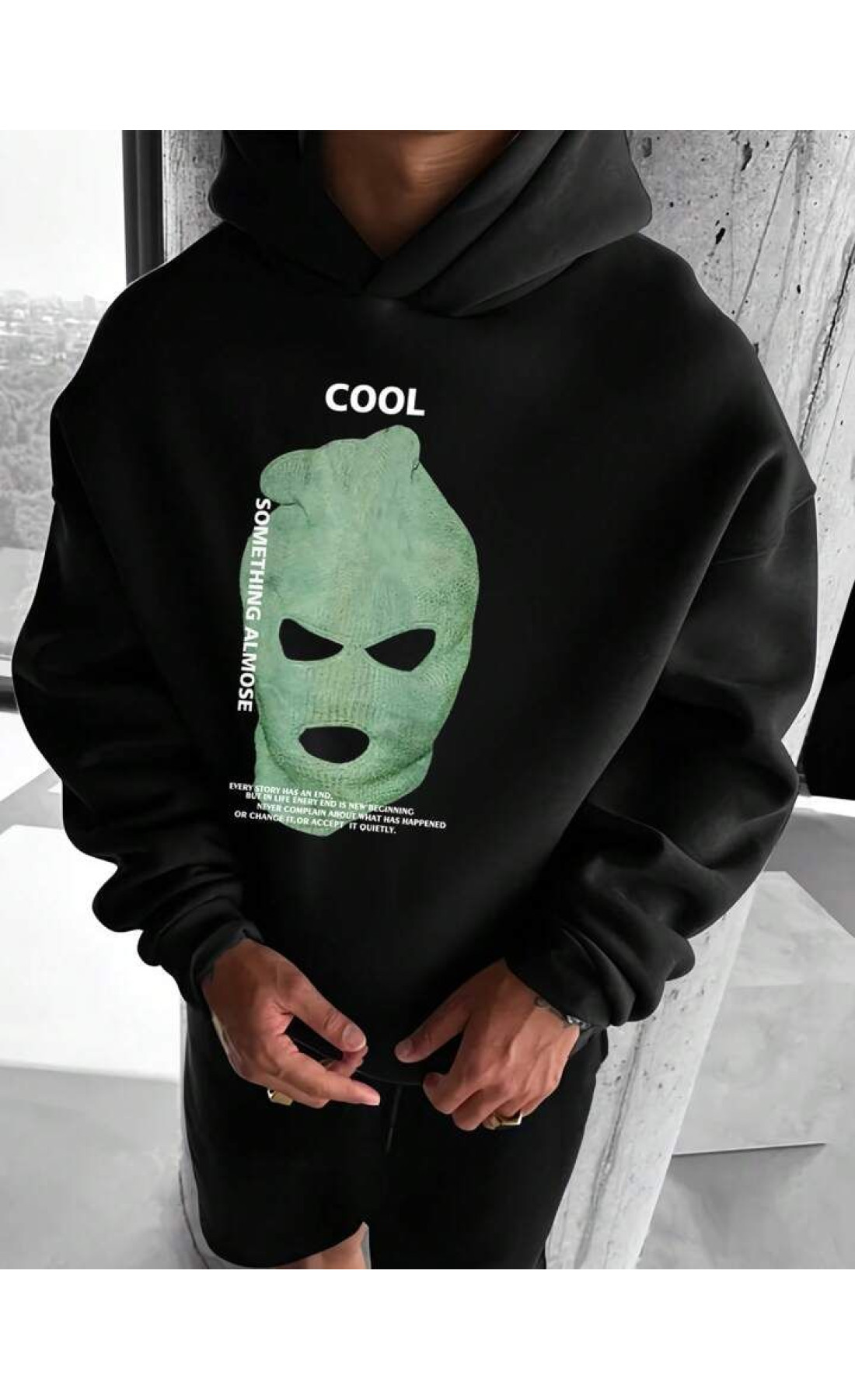 чорне чоловіче оверсайз худі з яскравим принтом