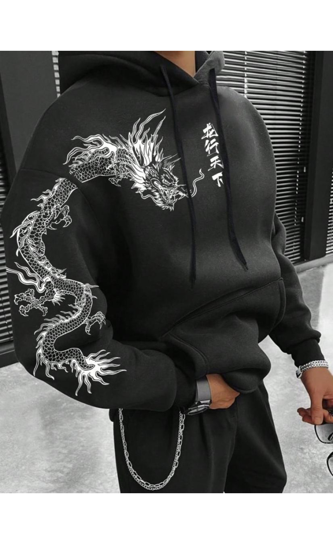 Чоловіче чорне  оверсайз худі з трендовим принтом