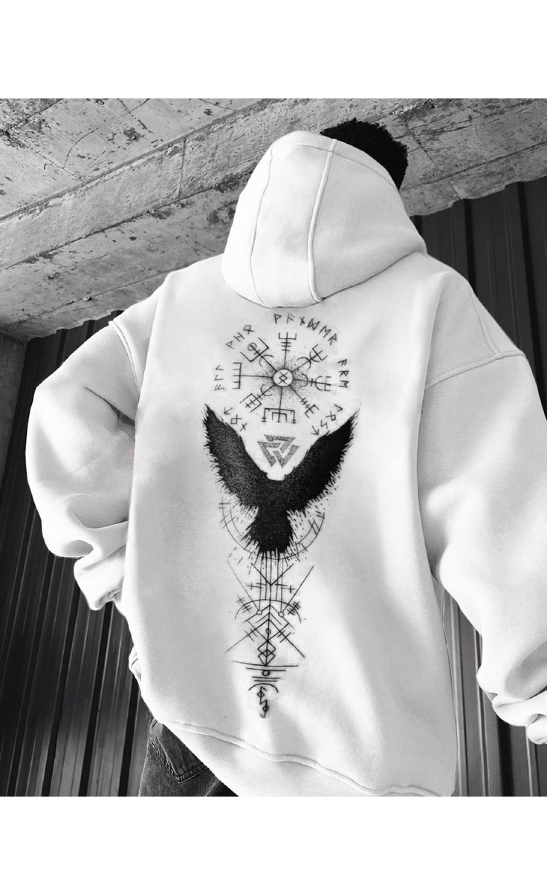 Біле чоловіче  оверсайз худі з трендовим дизайном