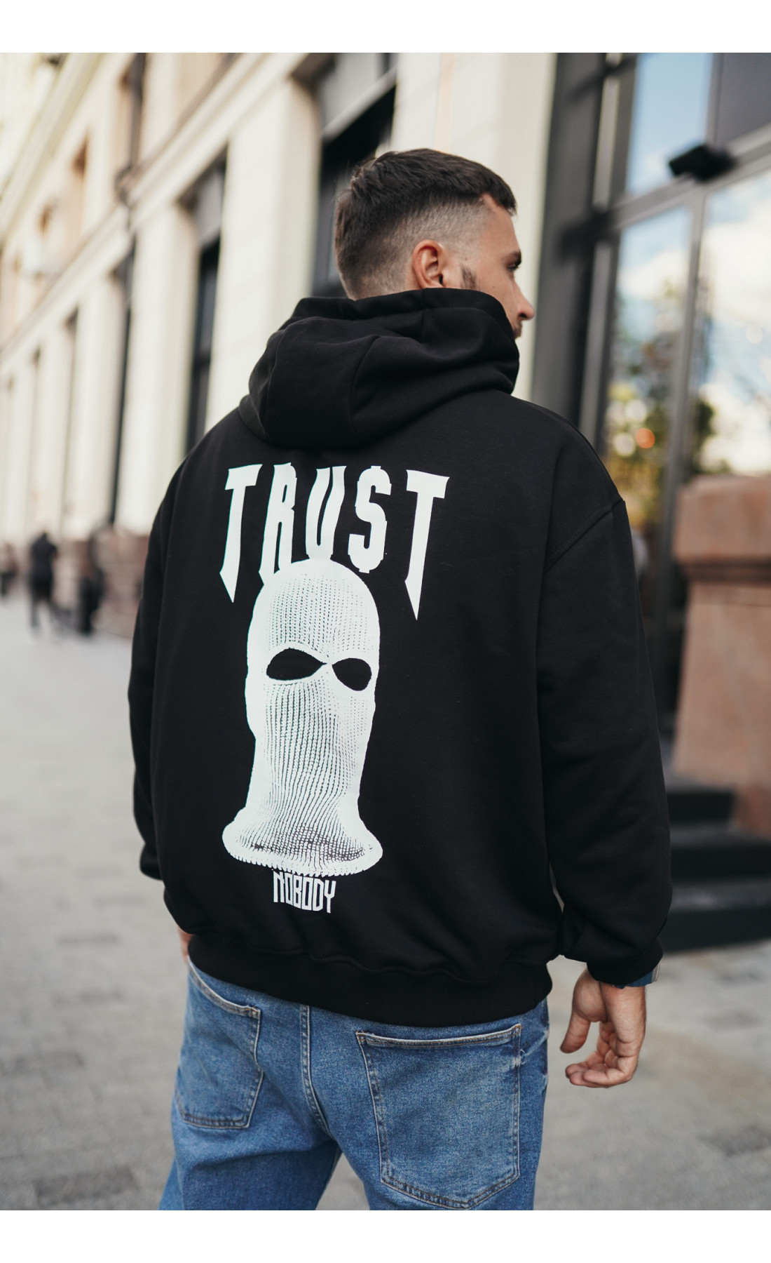 Чоловіче чорне  оверсайз худі з трендовим принтом