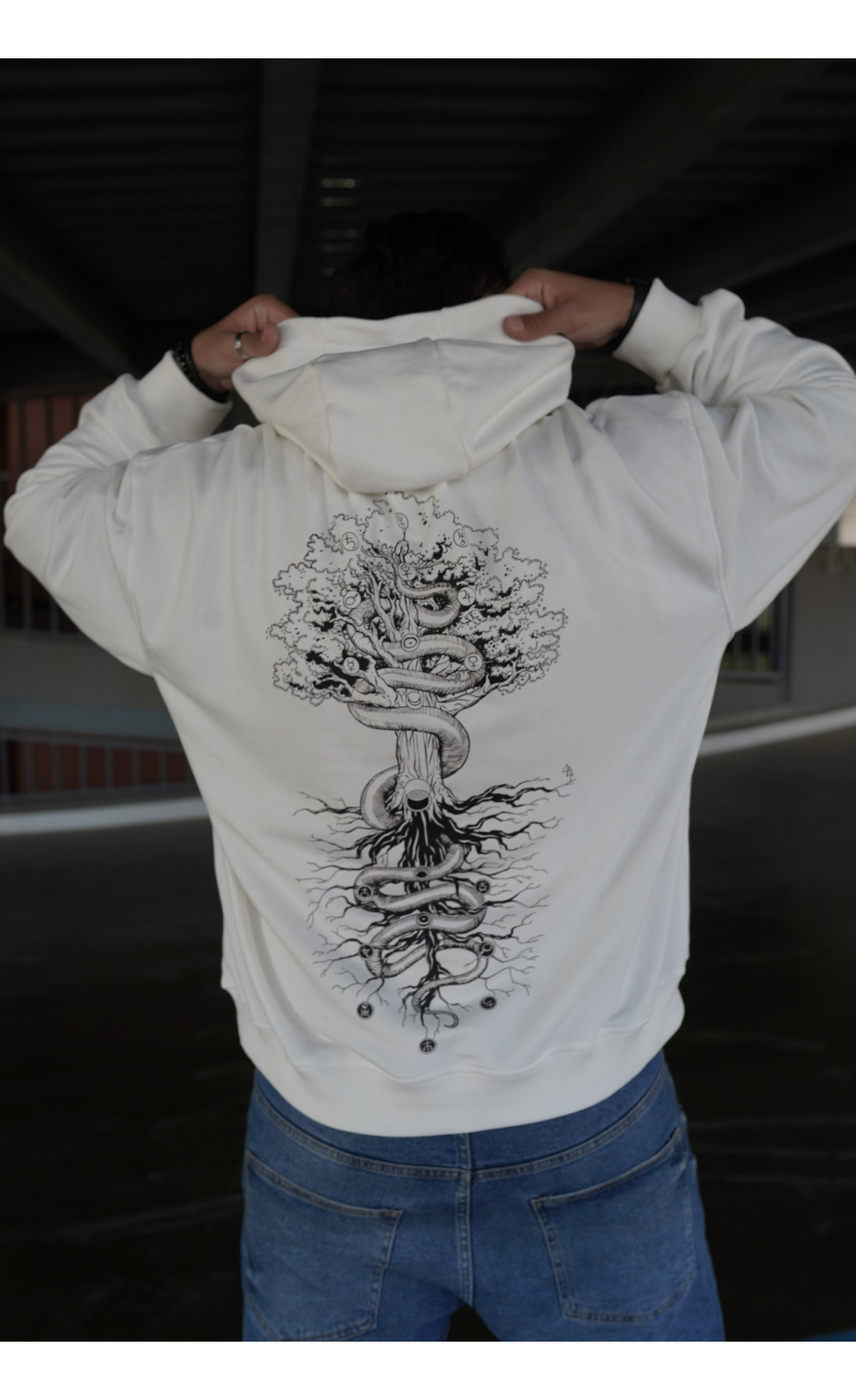 Біле чоловіче  оверсайз худі з трендовим дизайном