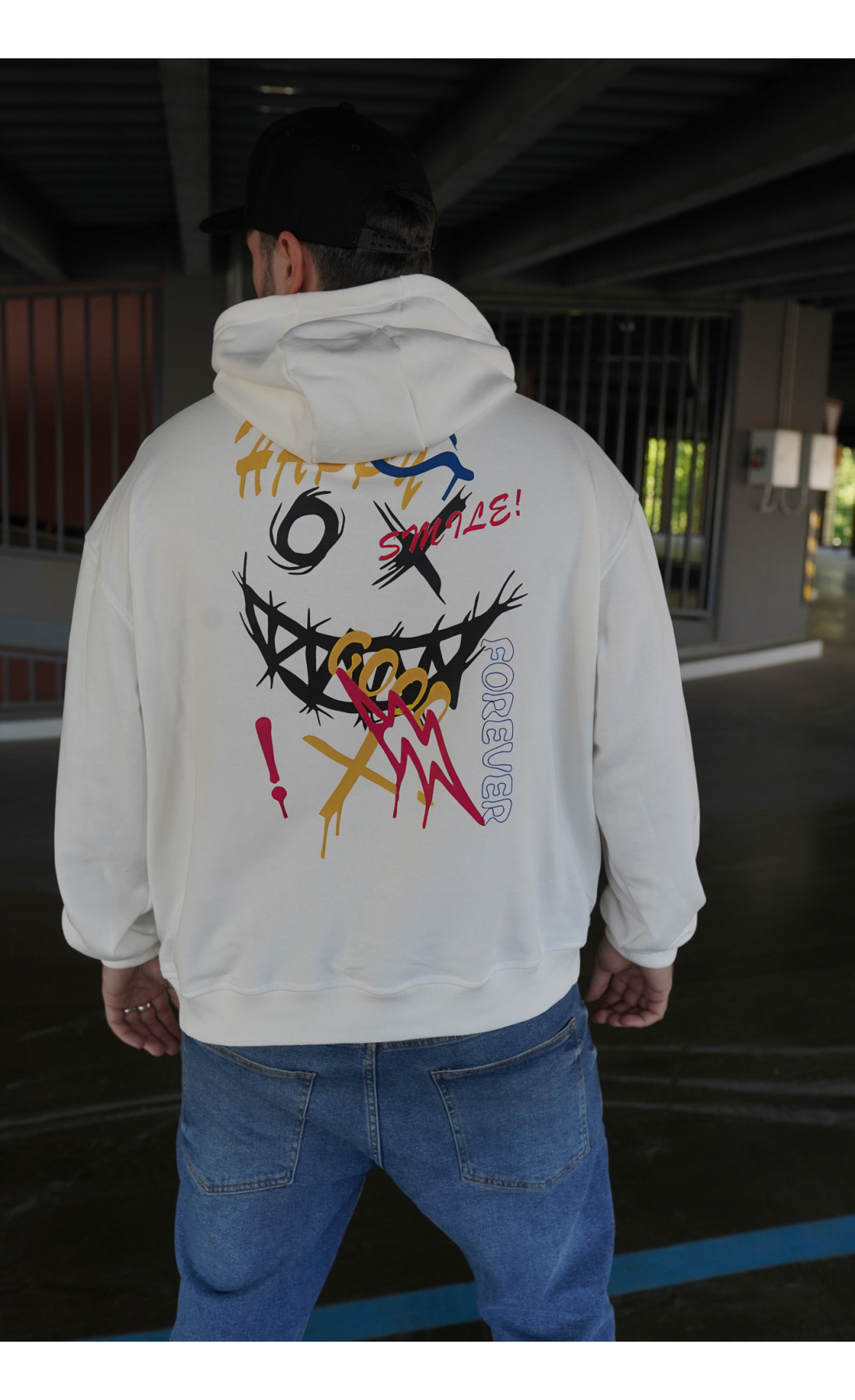 Біле чоловіче  оверсайз худі з трендовим дизайном