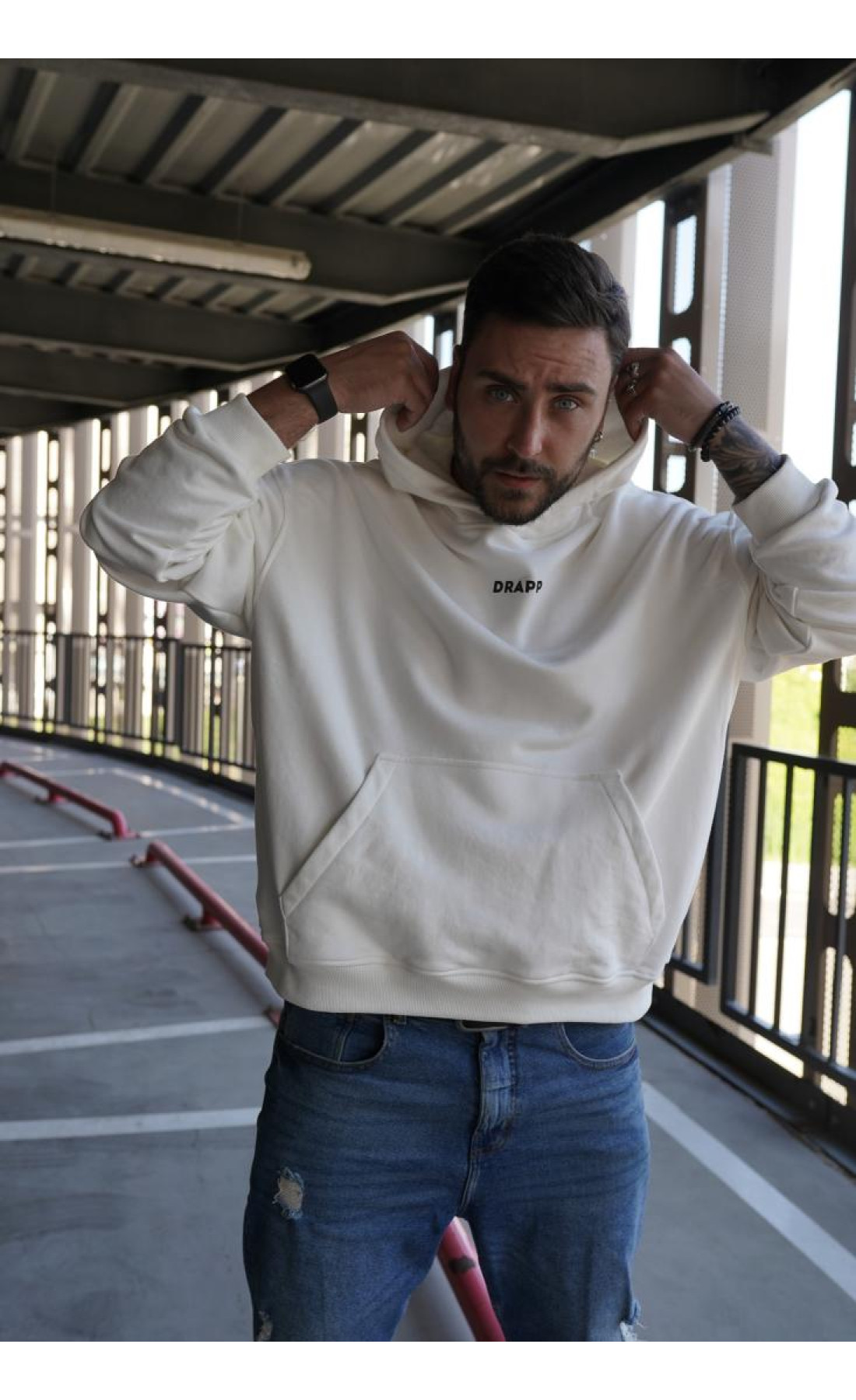 Біле чоловіче  оверсайз худі з трендовим дизайном
