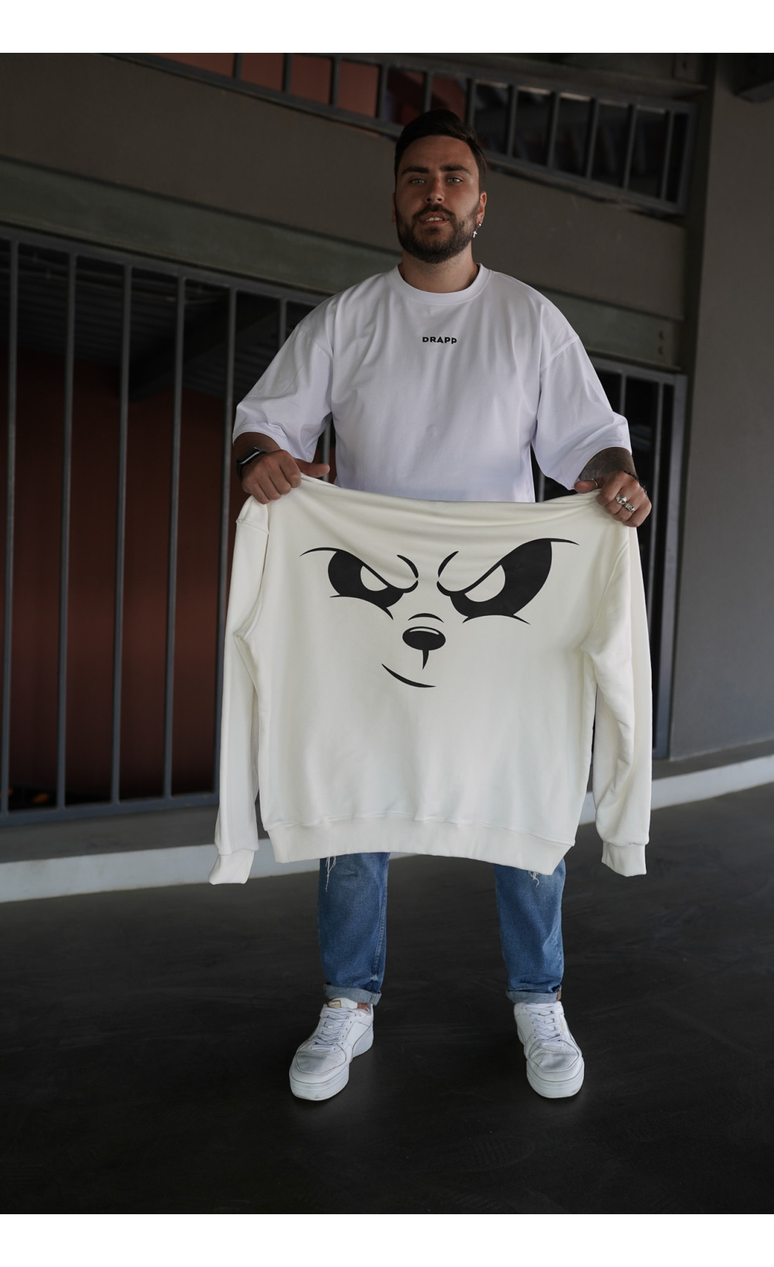 Біле чоловіче  оверсайз худі з трендовим дизайном