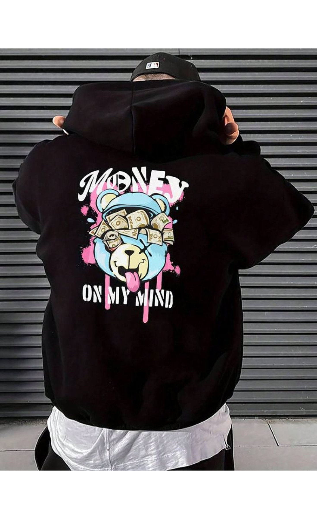 чорне чоловіче оверсайз худі з яскравим дизайном