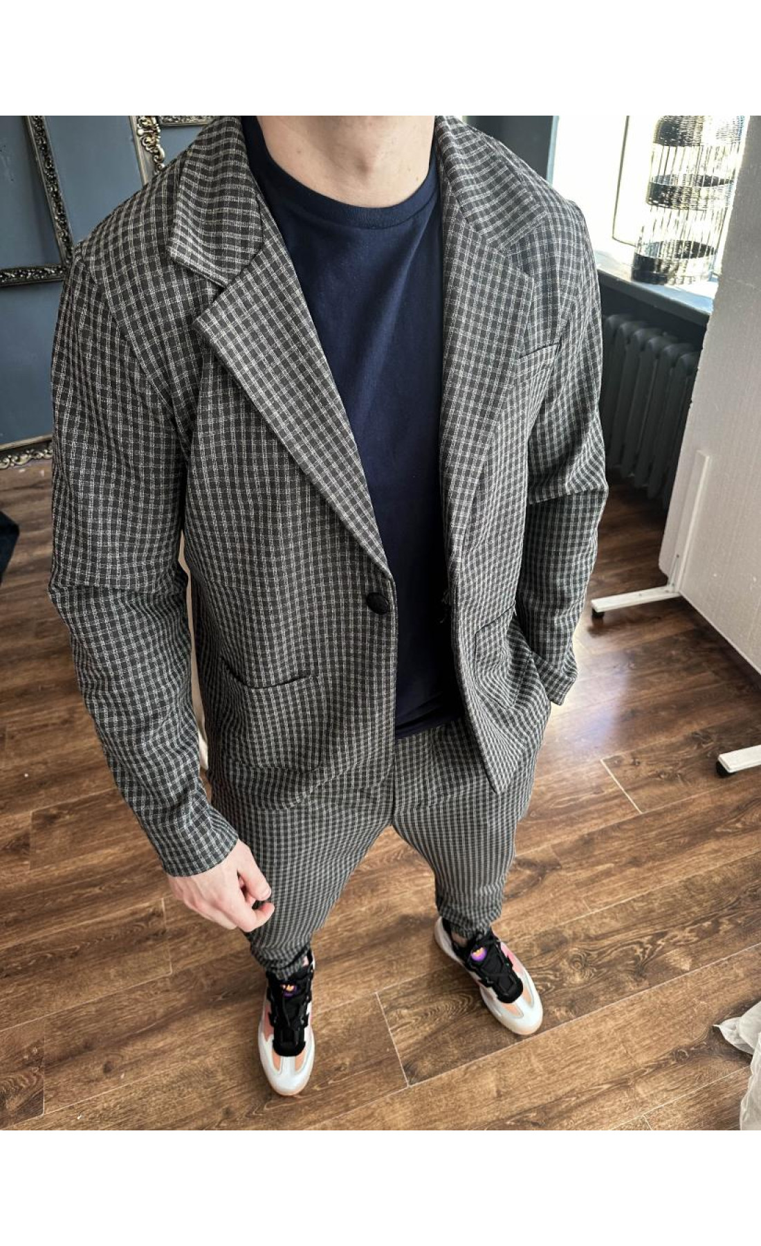 Темно-сірий чоловічий класичний костюм в клітинку