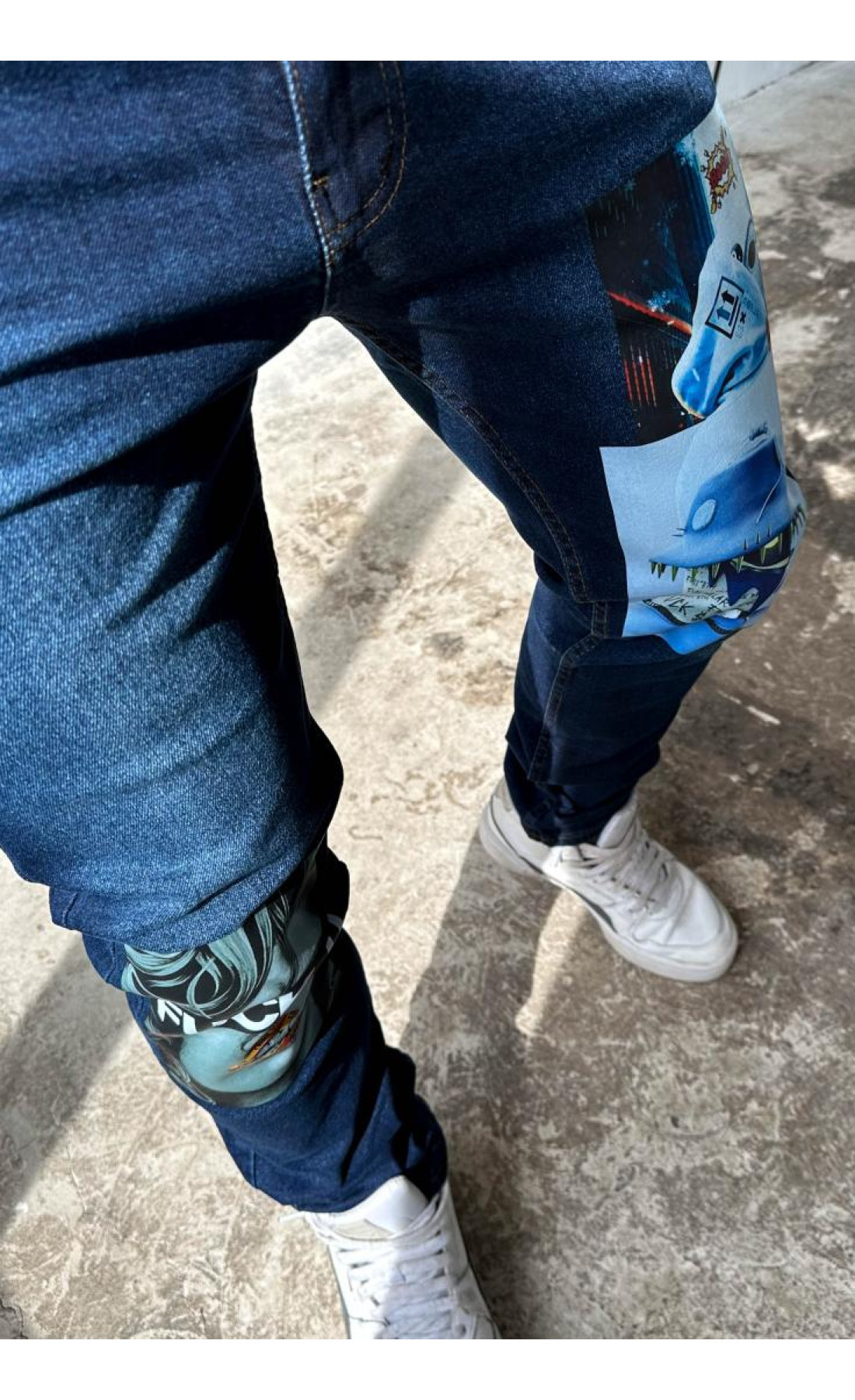 чоловічі темно-сині завужені джинси з яскравим дизайном