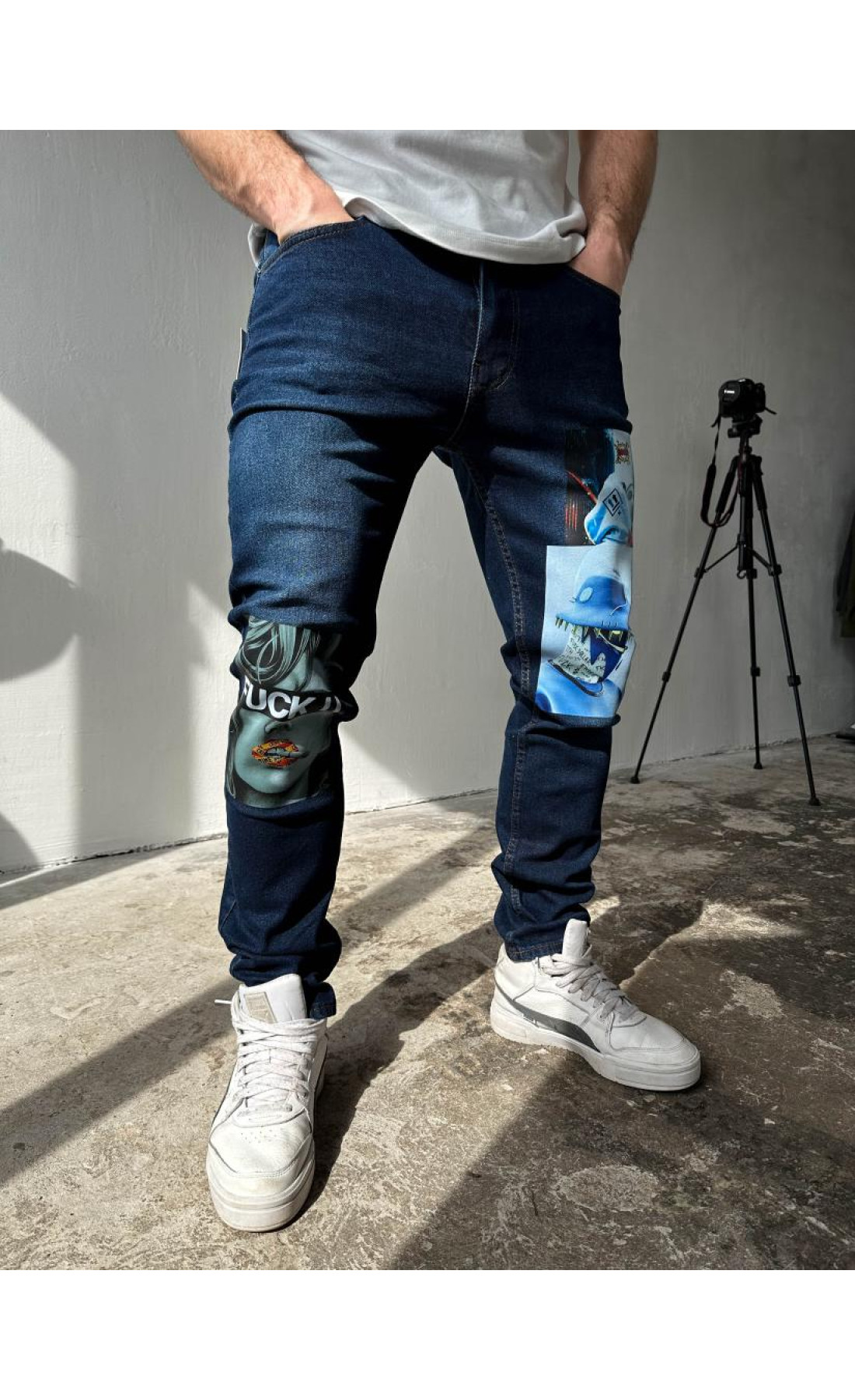 чоловічі темно-сині завужені джинси з яскравим дизайном