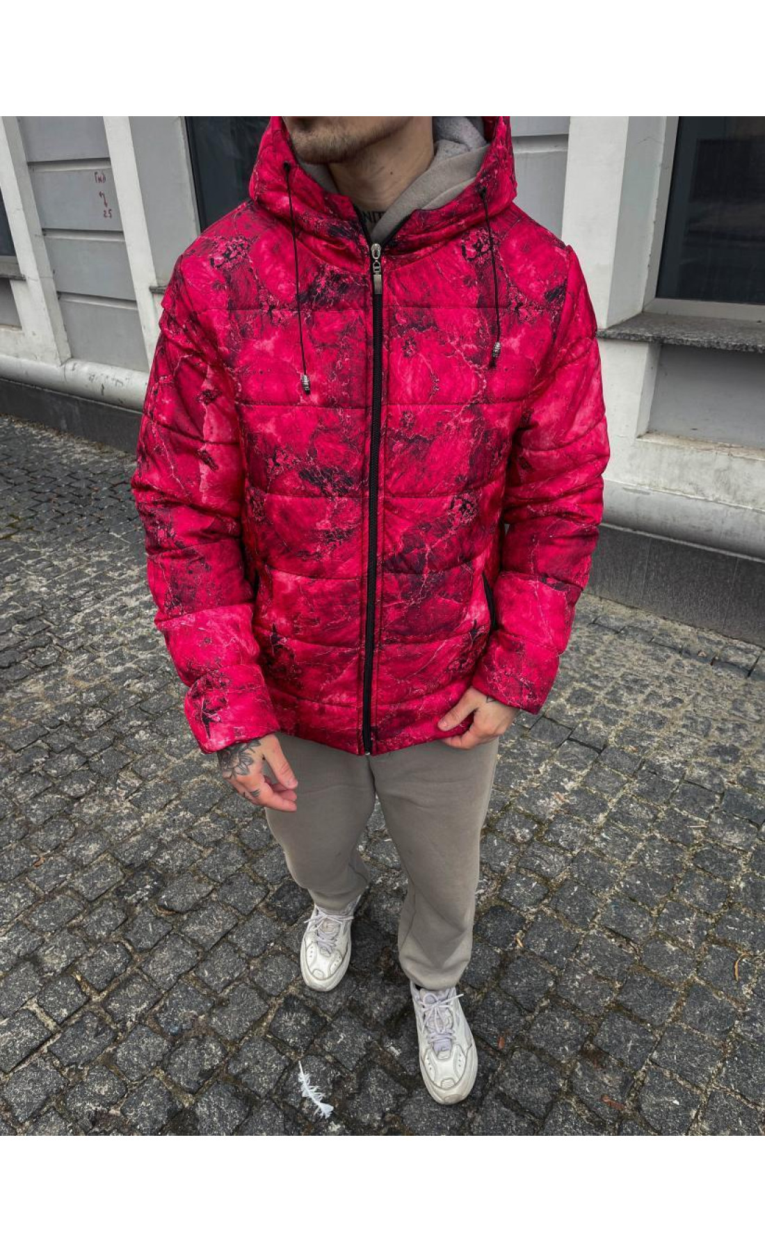 Червона чоловіча куртка на синтепусі з абстрактним принтом