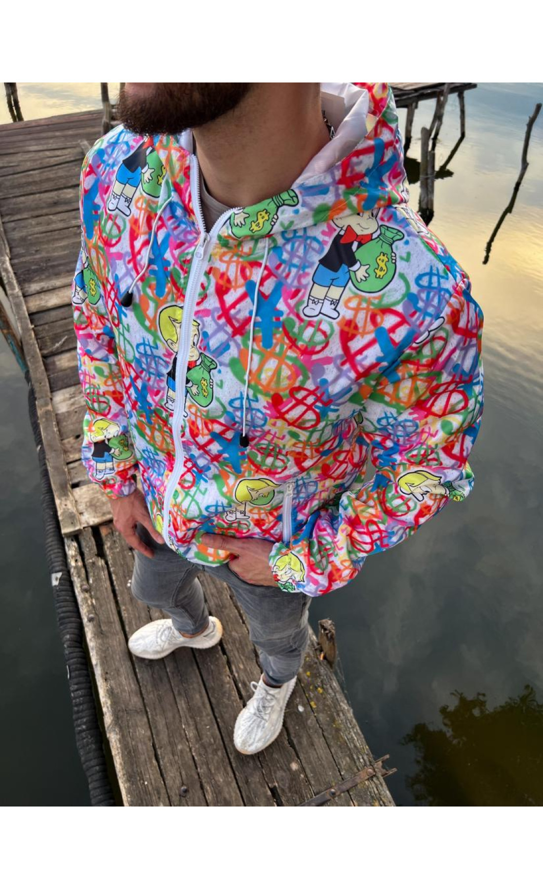 Чоловіча весняна легка вітрівка з яскравим принтом