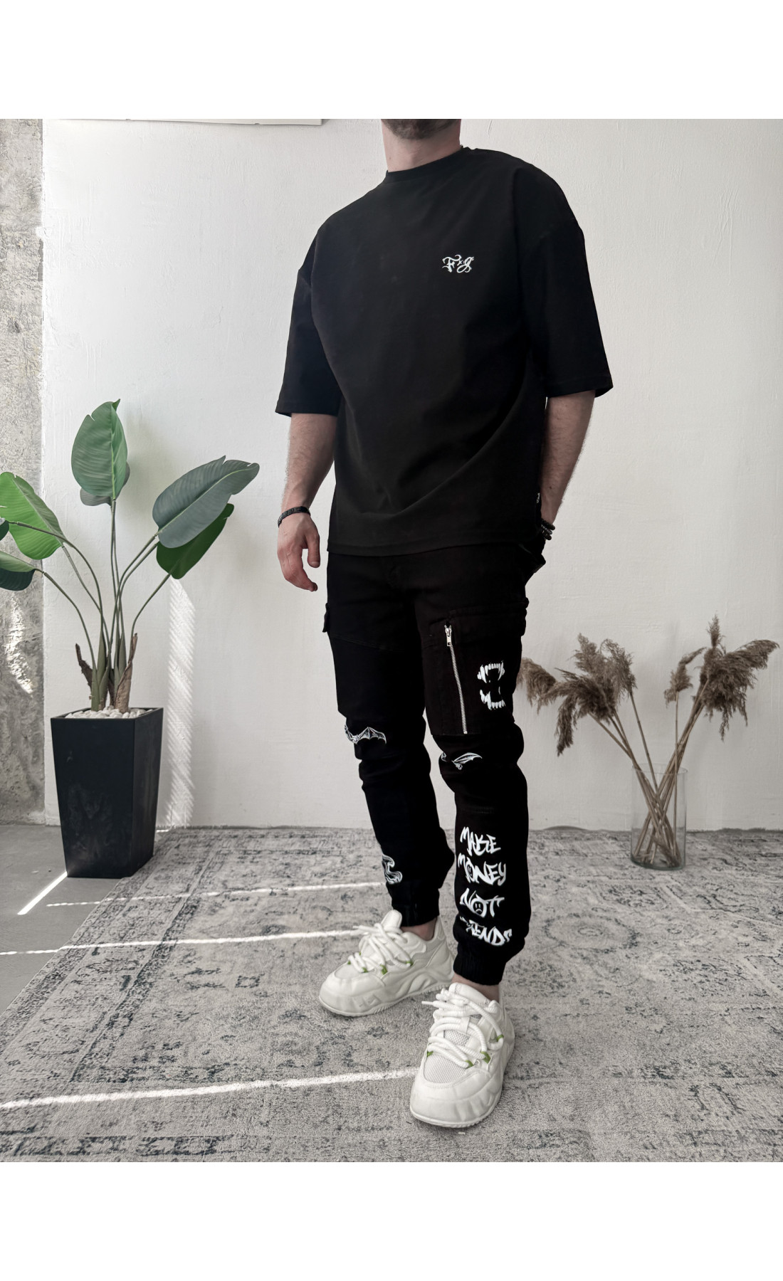 Джинси дтф чоловічі чорного кольору  джогери з принтом