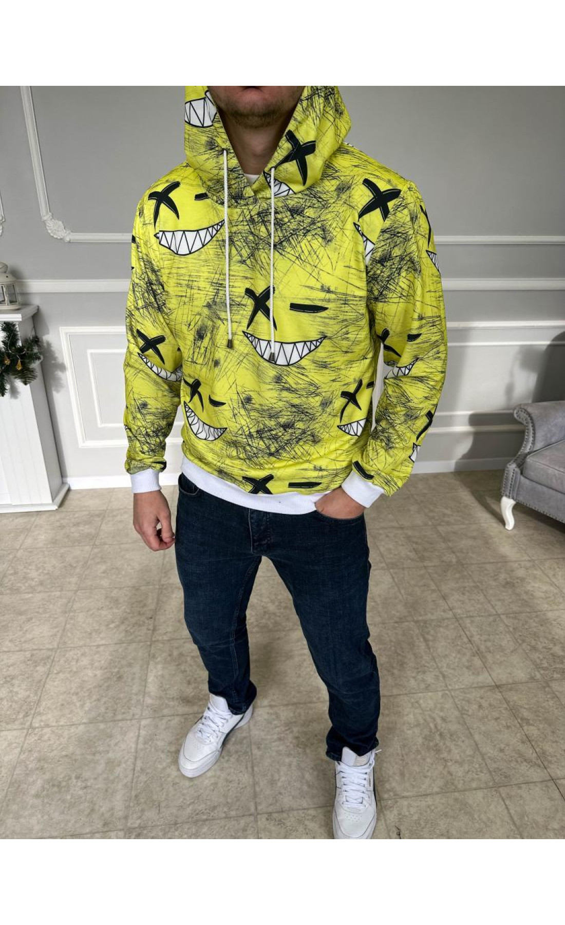 Яскравий чоловічий жовтий худі зі смайликами