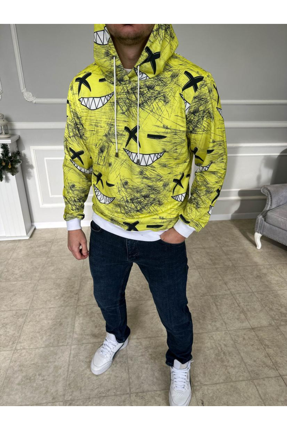 Яскравий чоловічий жовтий худі зі смайликами