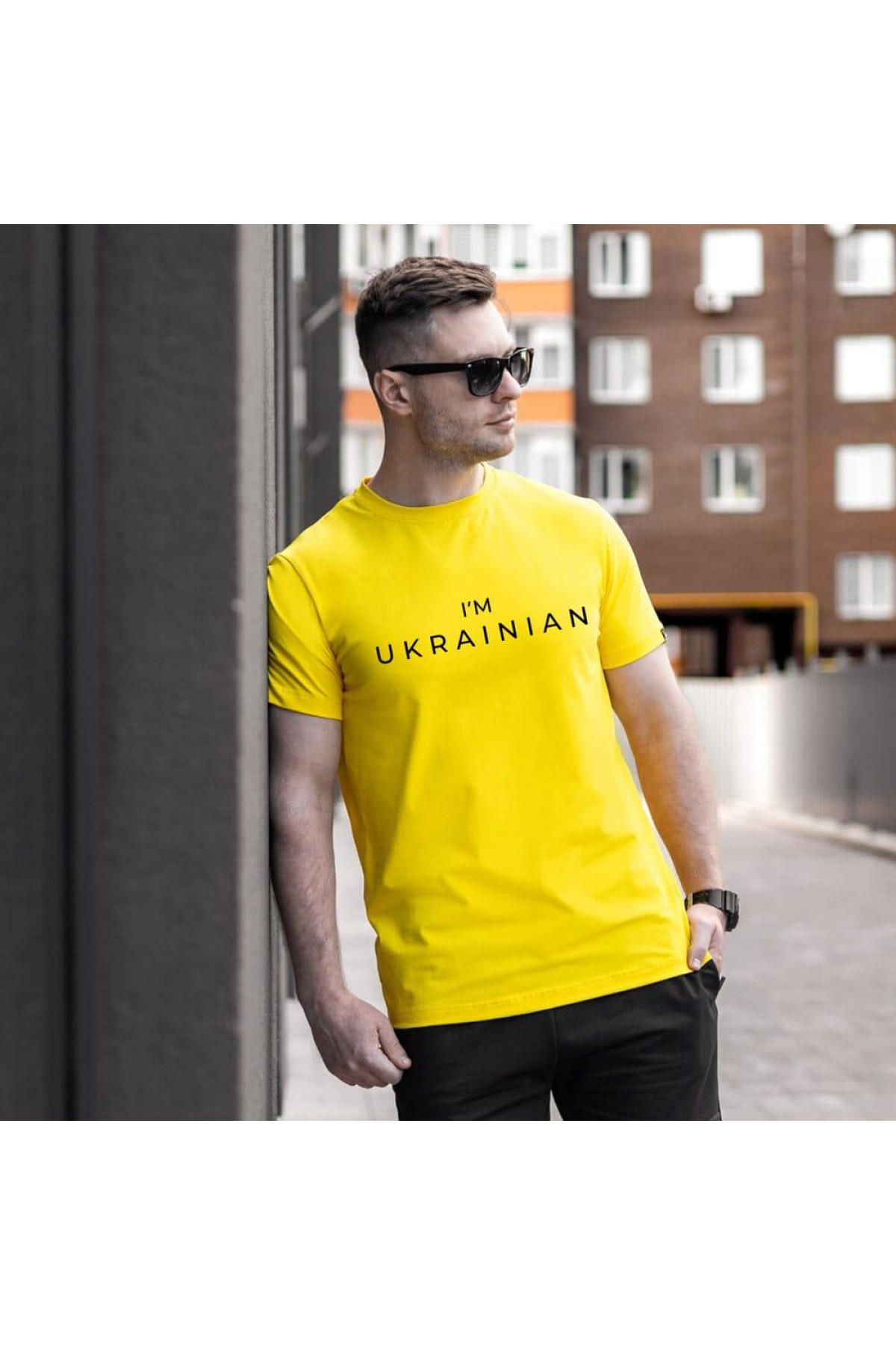 Футболка Pobedov Peremoga - I'M UKRAINIAN наклейка чорна Жовтий
