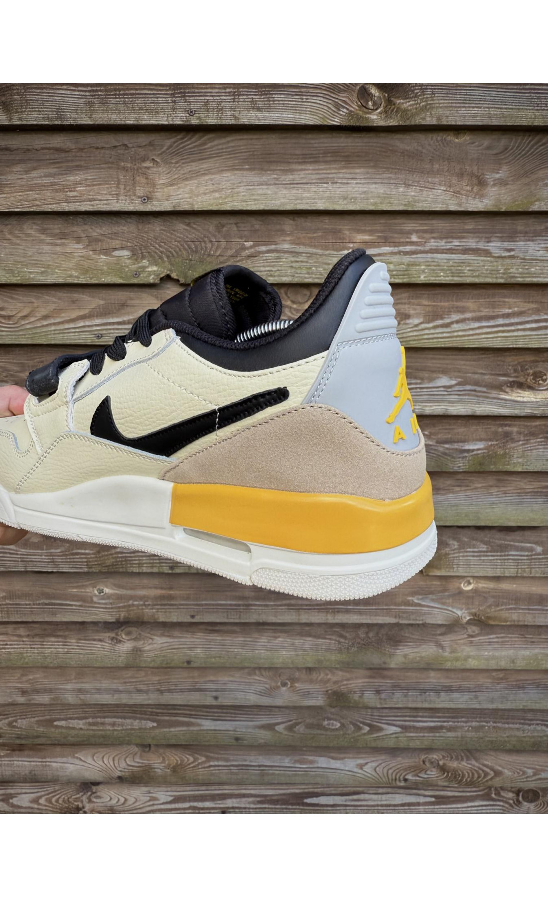 Чоловічі кросівки  Кросівки nike air jordan legacy low (жовто чорні) (312-1)