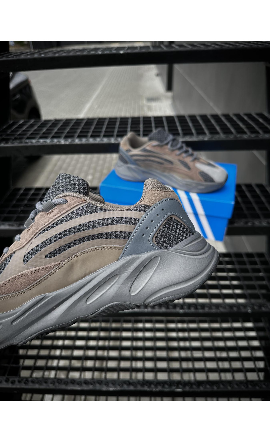 Чоловічі кросівки  Adidas yeezy boost v (brown) (700-4)