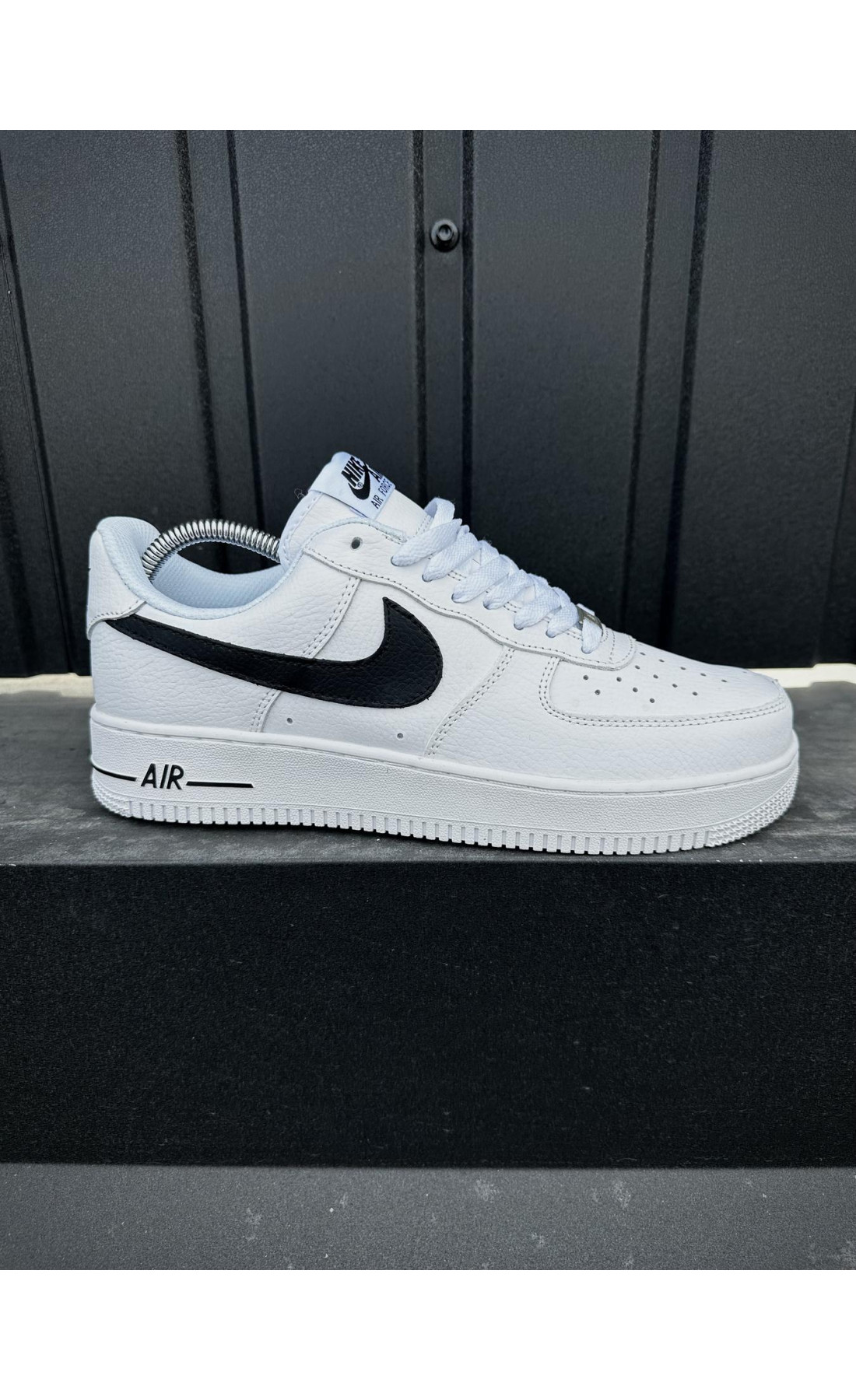 Чоловічі кросівки  Кросівки nike air force (білі з чорним лого, шкіра ліцензія) (32-3)