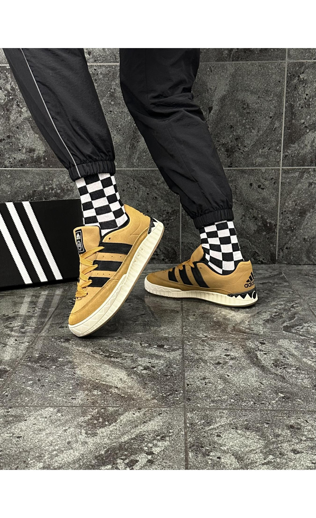 Чоловічі кросівки  Кросівки adidas adimatic neighborhood (camel black) (476-10)