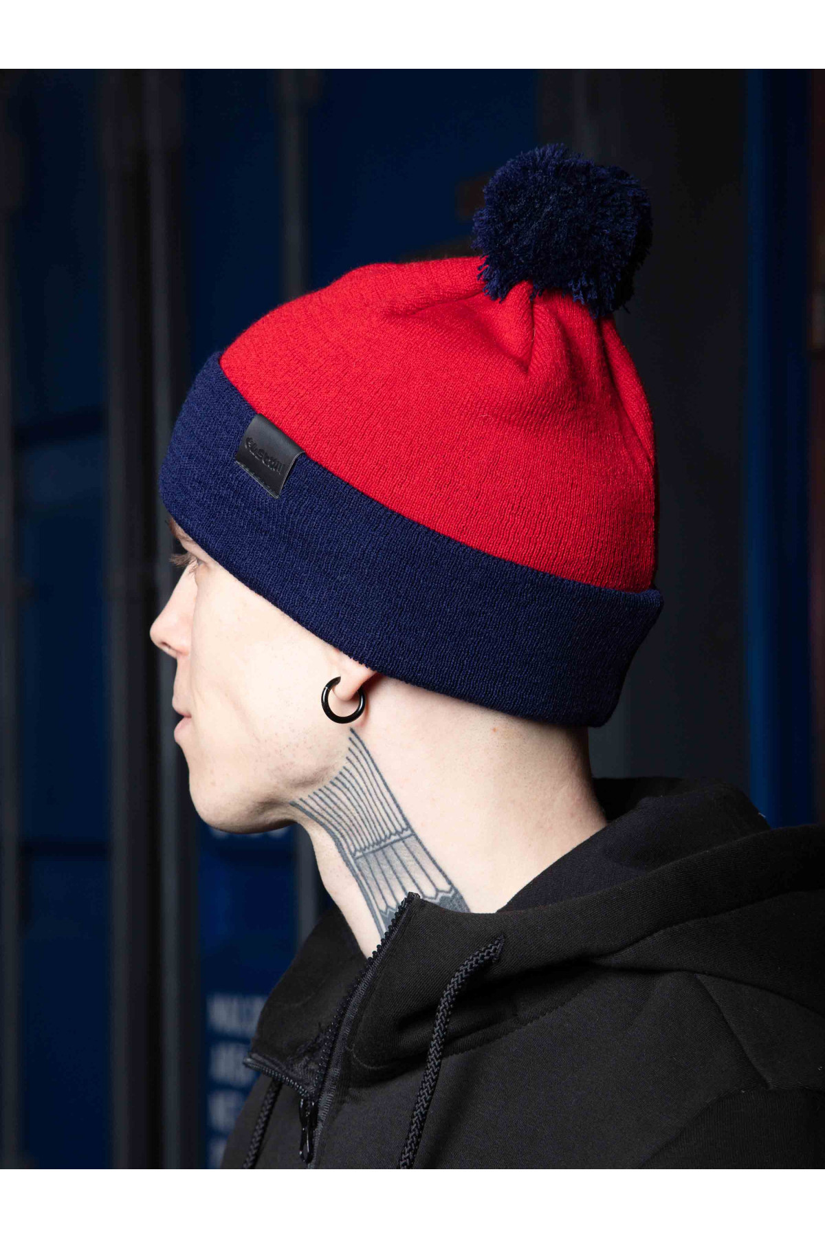 Шапка Custom Wear з бумбоном червона з синім