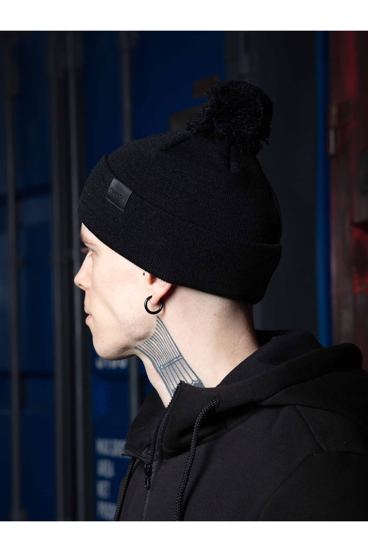 Шапка Custom Wear з бумбоном чорна