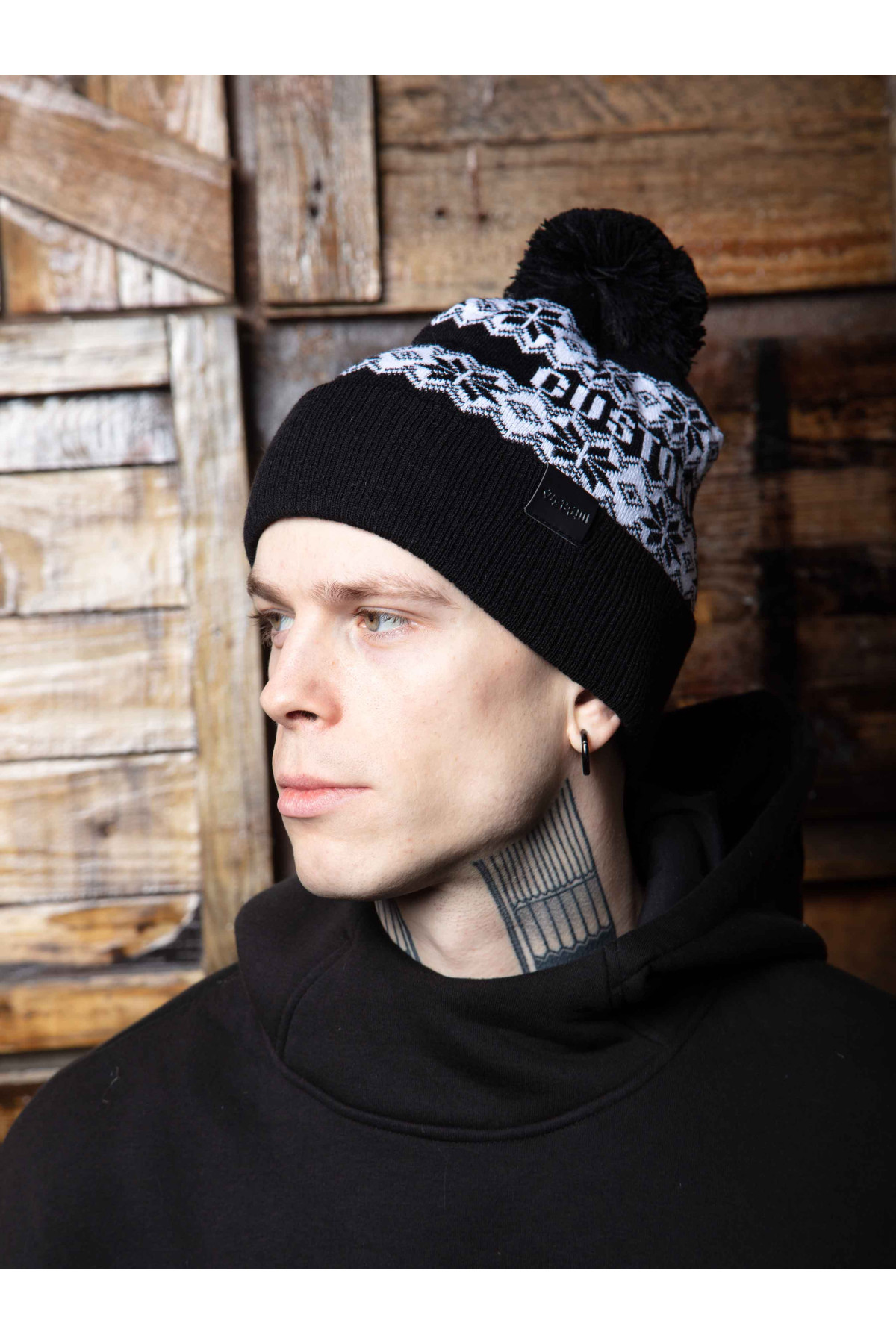Шапка Custom Wear Iceland з бубоном чорна