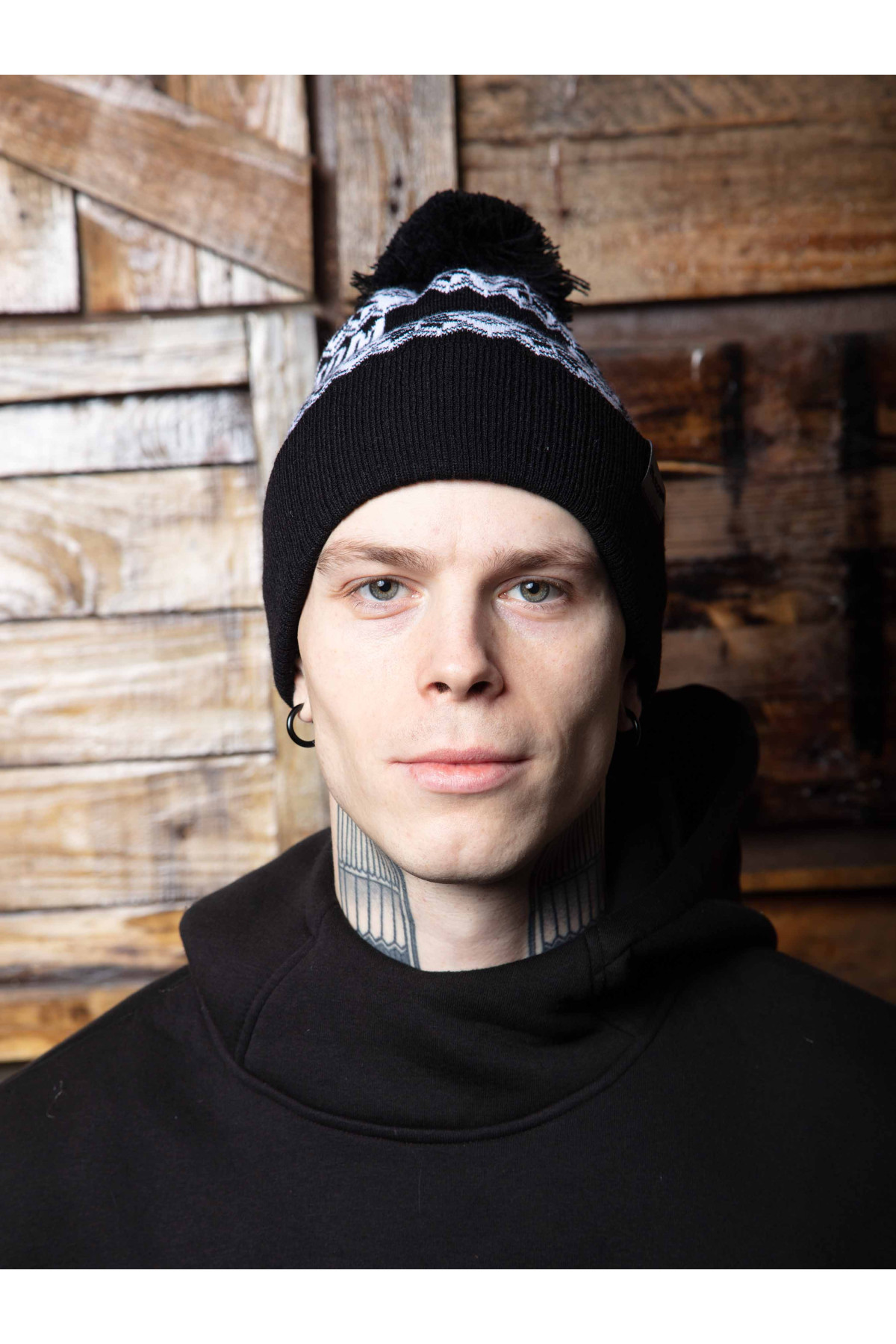 Шапка Custom Wear Iceland з бубоном чорна