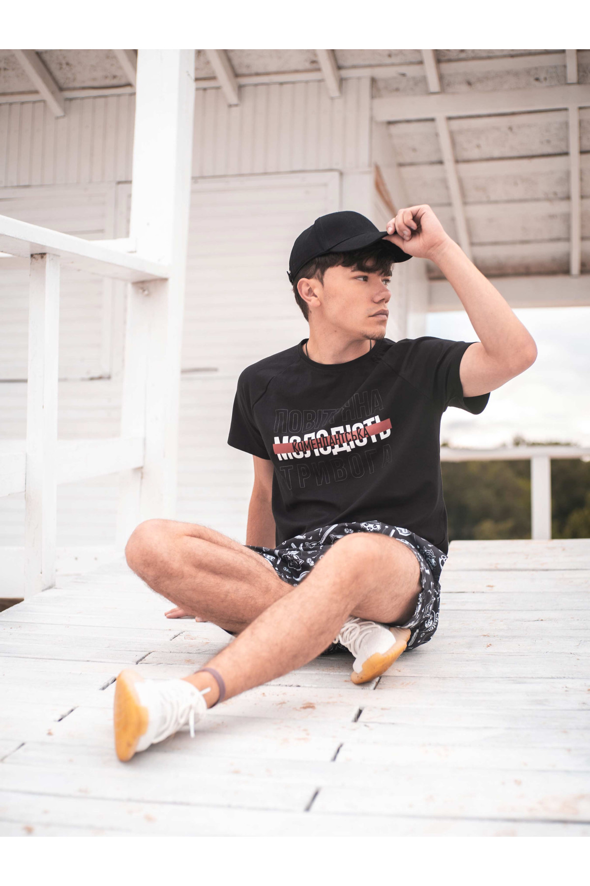 Футболка чорна МОЛОДІСТЬ Custom Wear