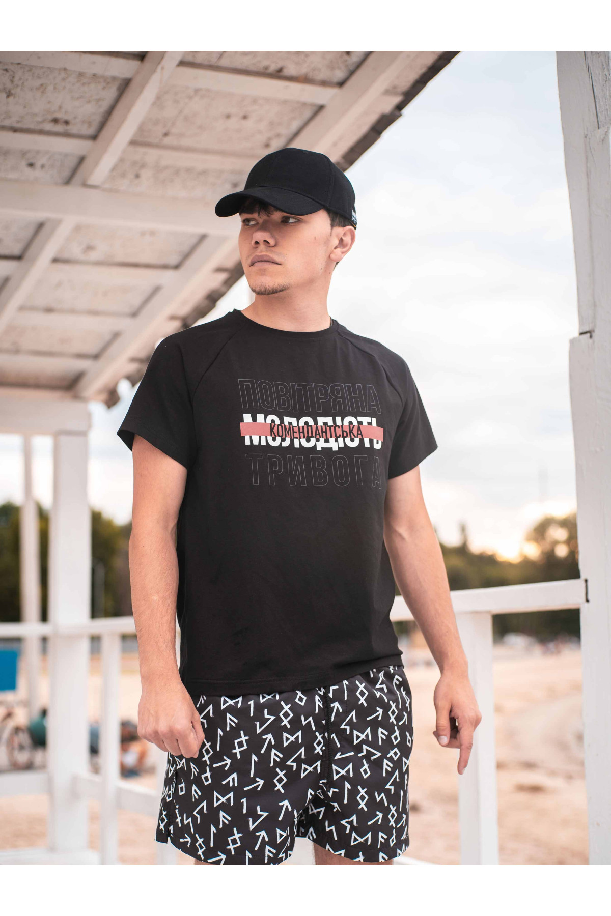 Футболка чорна МОЛОДІСТЬ Custom Wear
