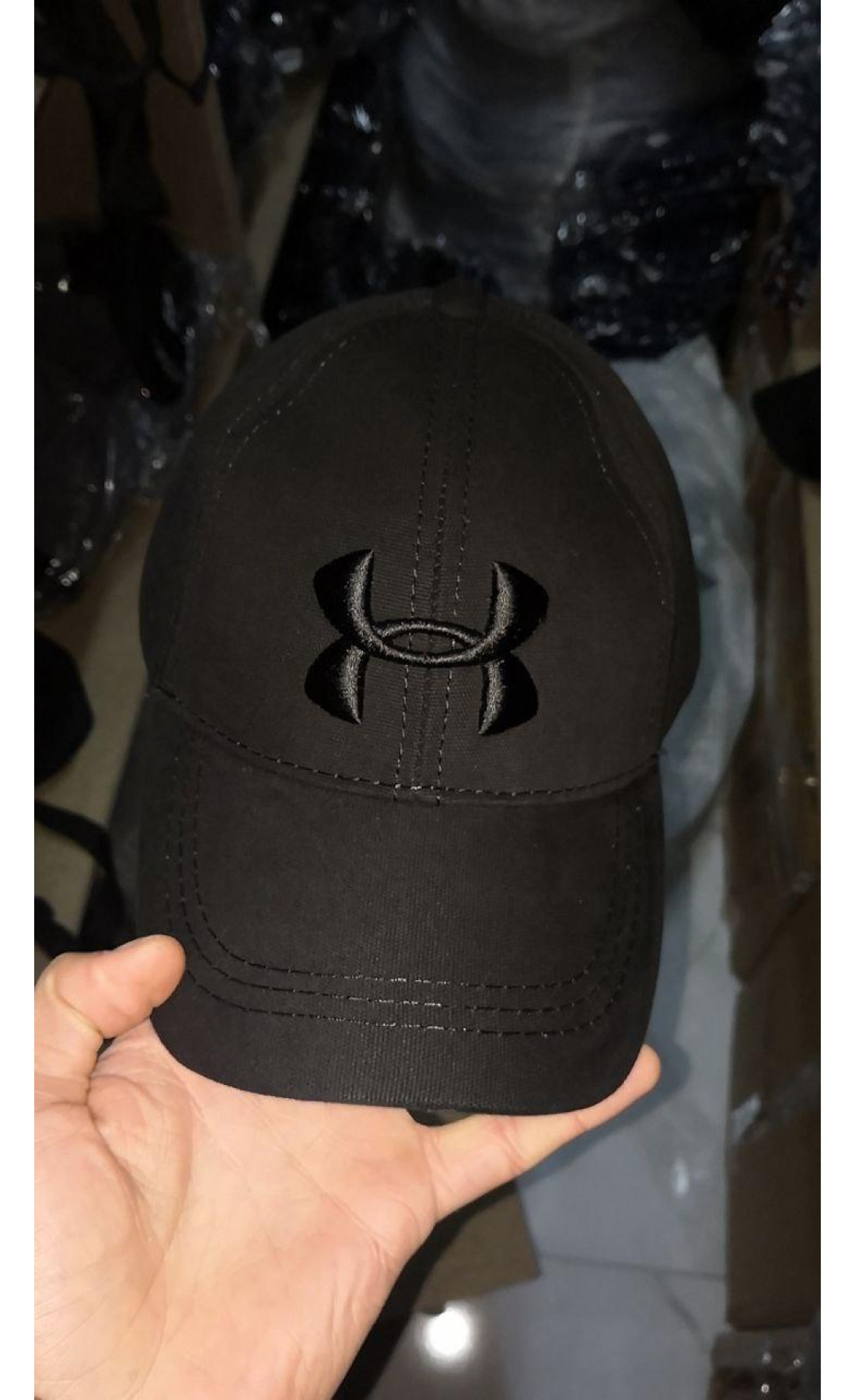 Кепка чоловіча Under Armour чорна із чорним лого