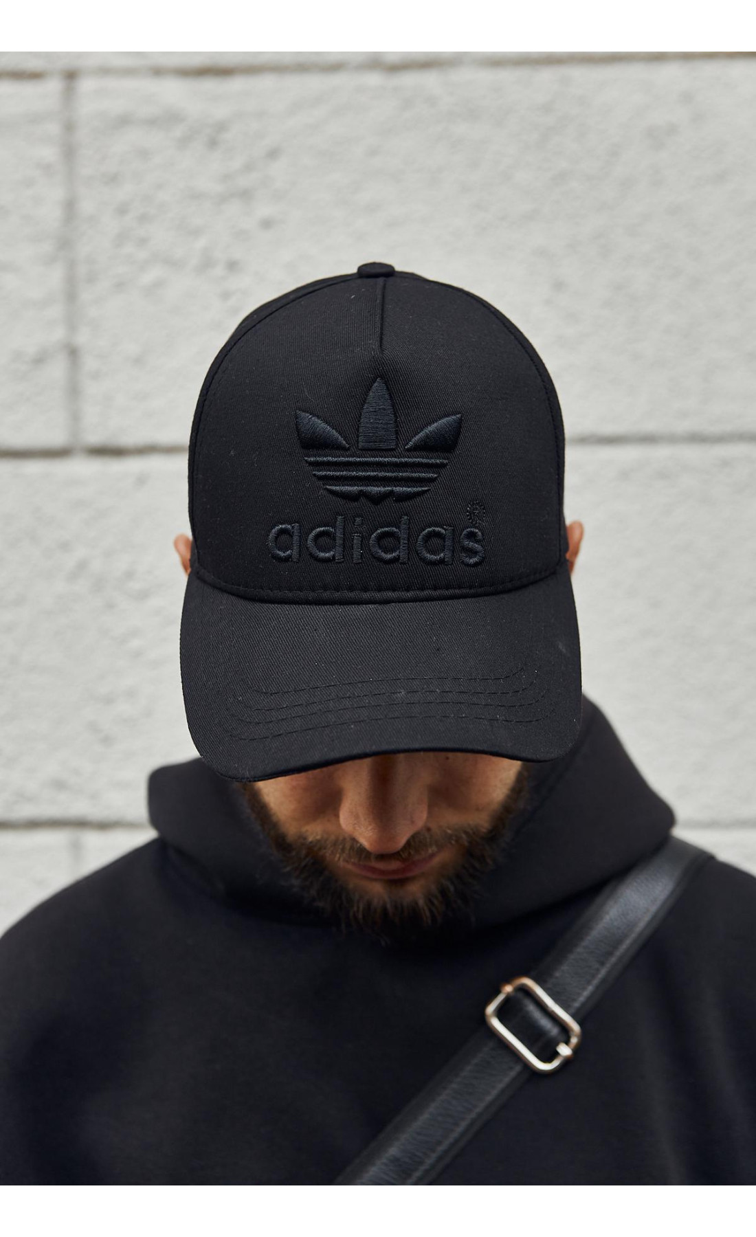 Кепка чоловіча Adidas чорна із чорним лого