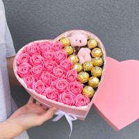 Подарунковий бокс із мильними трояндами та солодощами, романтичний сюрприз для коханої дівчини, подарунковий бокс рожевий