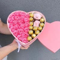 Подарунковий бокс із мильними трояндами та солодощами, романтичний сюрприз для коханої дівчини, подарунковий бокс рожевий