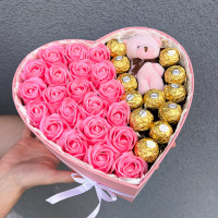 Подарунковий бокс із мильними трояндами та солодощами, романтичний сюрприз для коханої дівчини, подарунковий бокс рожевий