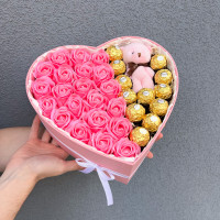 Подарунковий бокс із мильними трояндами та солодощами, романтичний сюрприз для коханої дівчини, подарунковий бокс рожевий