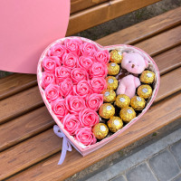 Подарунковий бокс із мильними трояндами та солодощами, романтичний сюрприз для коханої дівчини, подарунковий бокс рожевий